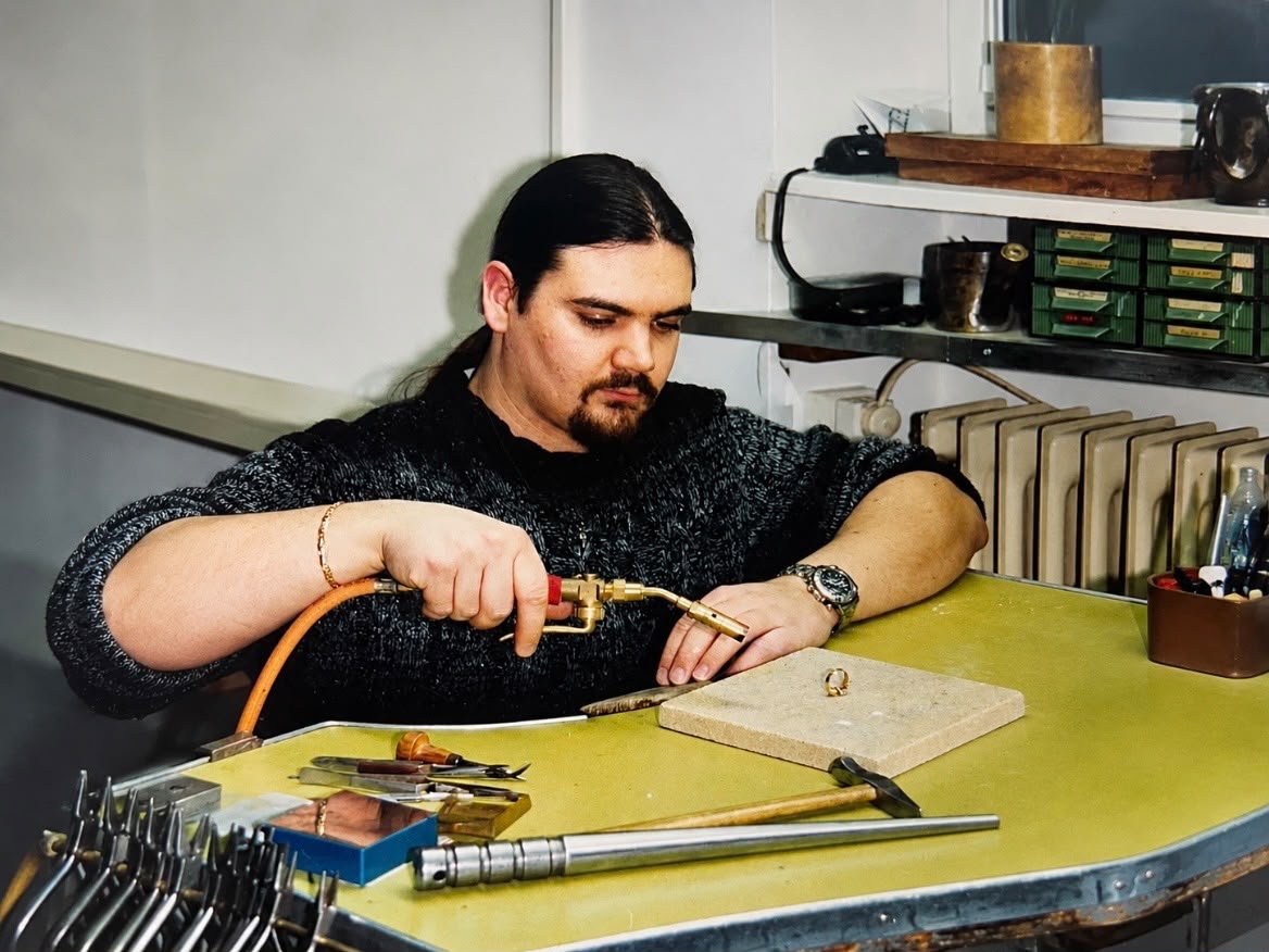 Gunther Bernard bei der Arbeit in der Werkstatt