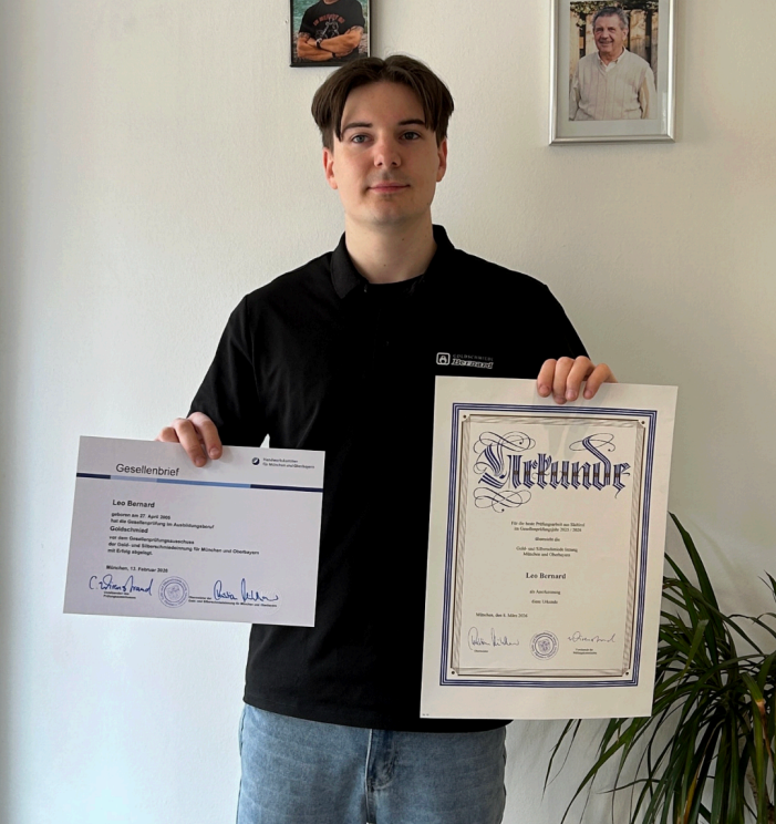 Leo Bernard mit Gesellenbrief und Urkunde