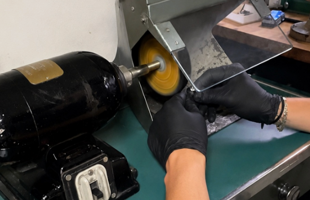 Politur eines Schmuckstücks in der Werkstatt